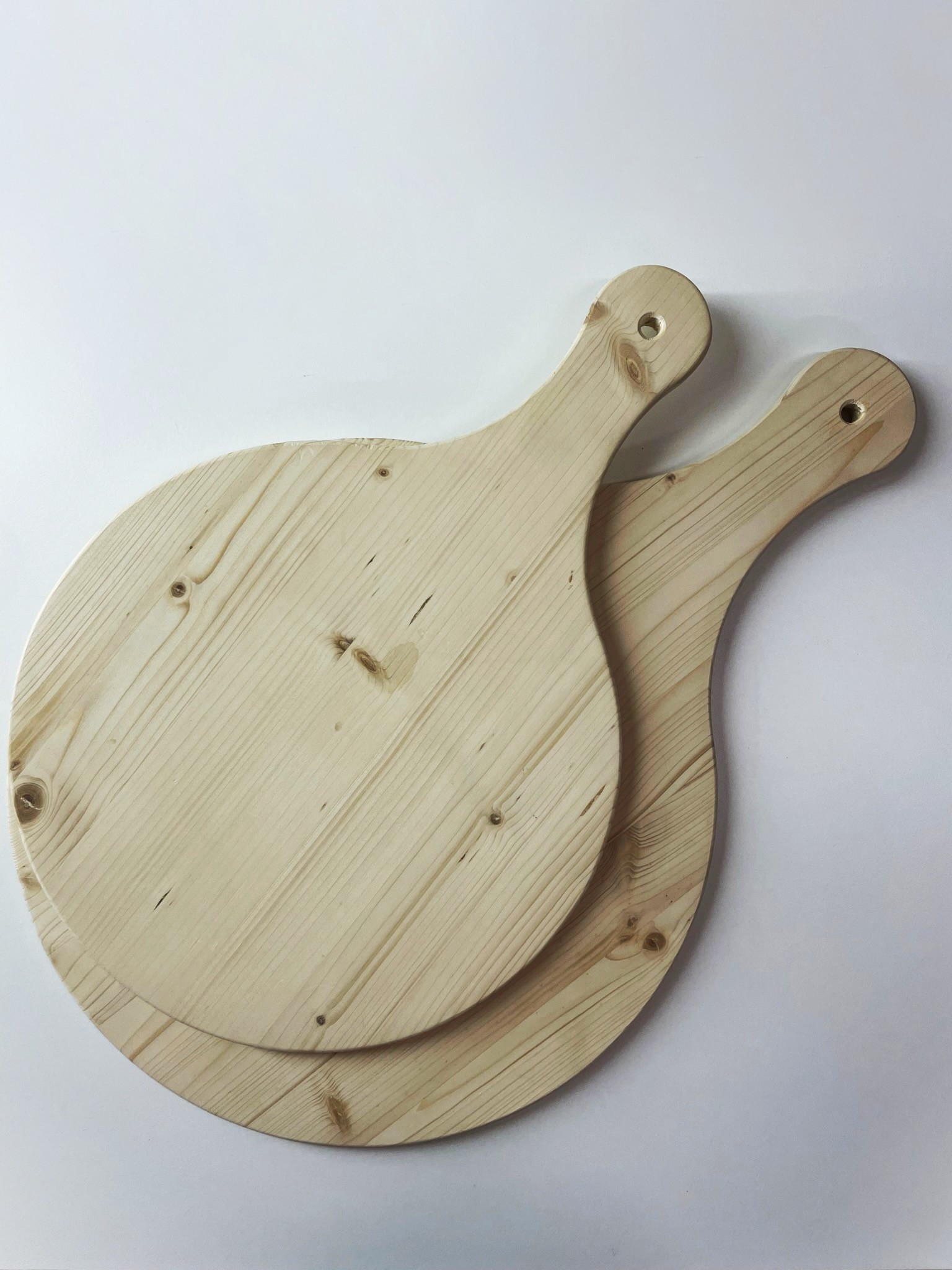 Holzbrett rund mit Griff (groß: ⌀ 38 cm, mittel: ⌀ 32 cm)